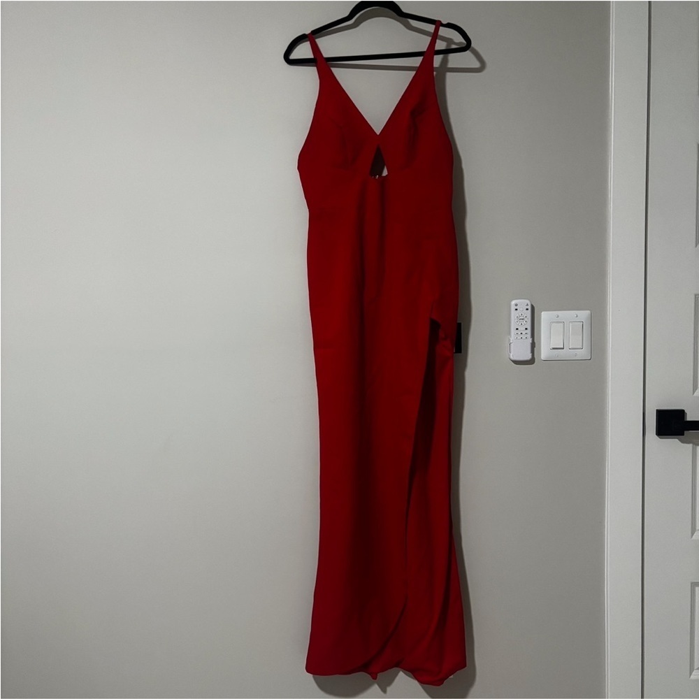 Mac Duggal Red Gown Cut Out Slit Size 6 - Picture 2 of 9